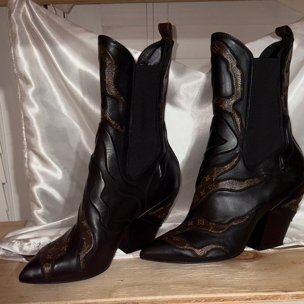 Rare LV Fireball anckle boots